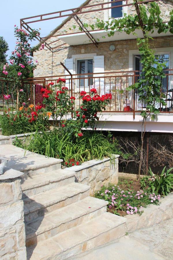 Apartmani Ivankovic Vrisnik Exteriér fotografie
